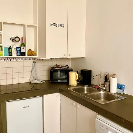 Bel Ancien Sur Cour Verdoyante Paris